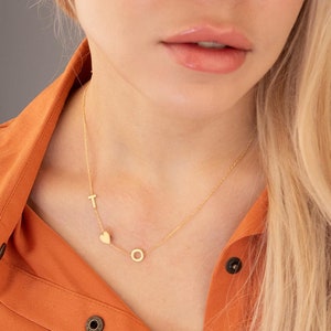Collier prénom personnalisé avec initiales latérales - Collier ras de cou latéral avec lettre personnalisée en argent - Collier avec lettres espacées - Cadeau personnalisé - Bijoux prénom
