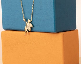 Delicado collar de hadas de plata de ley: alas de oro y colgante de diamantes de circonita cúbica.