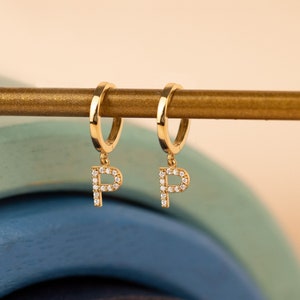 Pendientes de oro con inicial de diamante - Pendientes de aro con letras y circonita cúbica - Pendientes personalizados - Joyas personalizadas - Hipoalergénicos