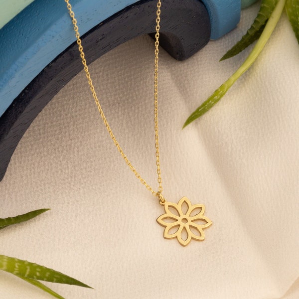 Tiny Little Daisy Flower Necklace - Daisy Necklace - Flower Pendant Necklace - Dainty Plant Jewelry - Necklace for Women - Gift for Her