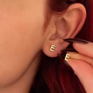 Orecchini a bottone con iniziale in oro - Piccoli orecchini con lettere personalizzate, gioielli con monogramma