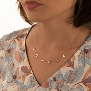 Personalisierte Initialen-Namen-Gold-Halskette Silberner personalisierter Buchstaben-Halsband Abstandsbuchstaben-Halskette personalisiertes Geschenk Namensschmuck Bild 3