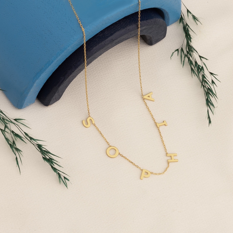 Personalisierte Initialen-Namen-Gold-Halskette Silberner personalisierter Buchstaben-Halsband Abstandsbuchstaben-Halskette personalisiertes Geschenk Namensschmuck Bild 4