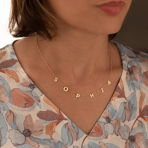 Personalisierte Initialen-Namen-Gold-Halskette Silberner personalisierter Buchstaben-Halsband Abstandsbuchstaben-Halskette personalisiertes Geschenk Namensschmuck Bild 2