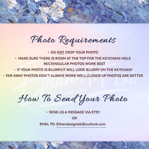 Puede incluir: Un gr&aacute;fico con un fondo rosa, azul y amarillo con el texto "Photo Requirements" y "How To Send Your Photo". El texto enumera los requisitos para enviar una foto para un llavero personalizado, incluidas instrucciones para no recortar la foto, asegurarse de que haya espacio en la parte superior para el agujero del llavero y enviar una foto clara.