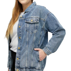 Damen Jeansjacke, entspannte übergroße Passform, farbenfrohes Sonnendesign in einem astrologischen Thema, trendige Jacke, modernes Design, ein perfektes Geschenk. Bild 5