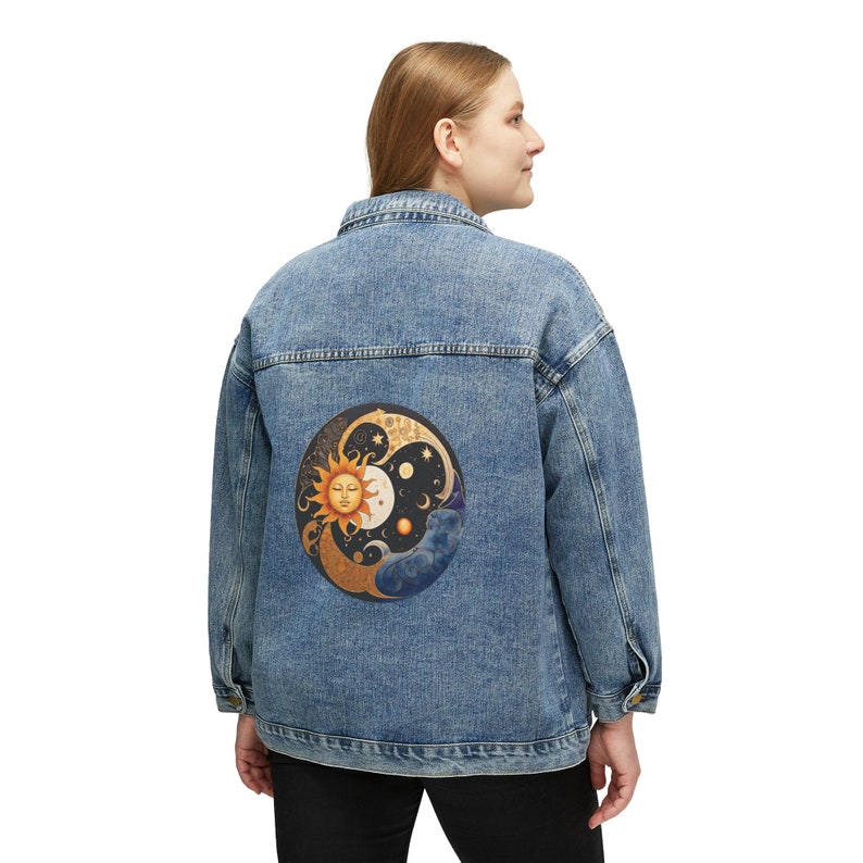 Damen Jeansjacke, entspannte übergroße Passform, farbenfrohes Sonnendesign in einem astrologischen Thema, trendige Jacke, modernes Design, ein perfektes Geschenk. Bild 1