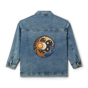 Damen Jeansjacke, entspannte übergroße Passform, farbenfrohes Sonnendesign in einem astrologischen Thema, trendige Jacke, modernes Design, ein perfektes Geschenk. Bild 3