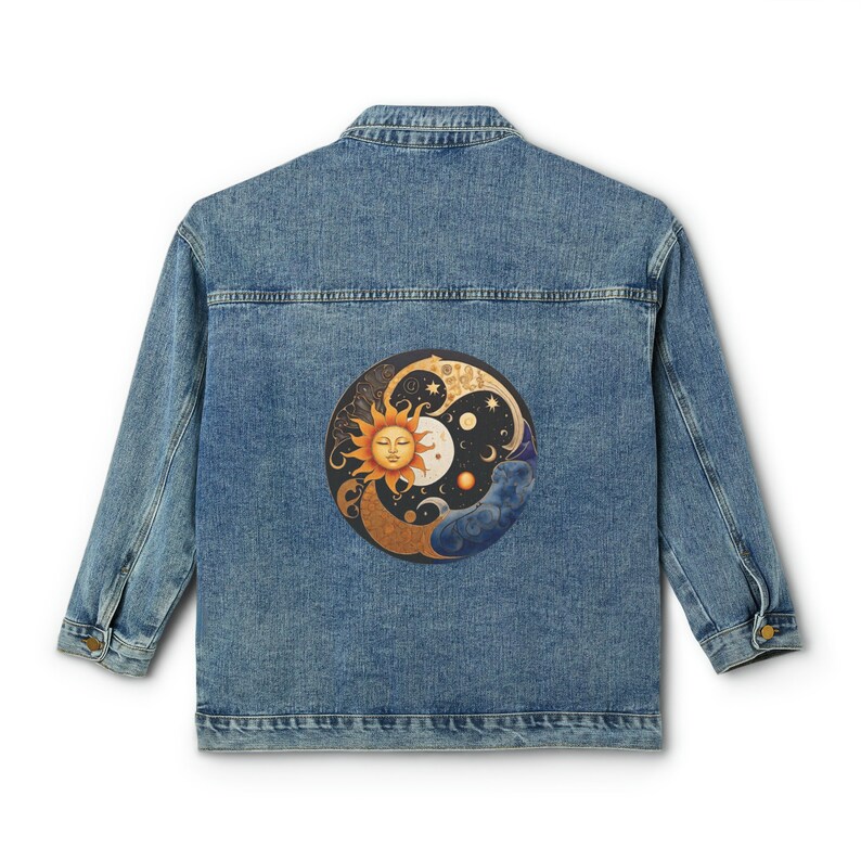 Damen Jeansjacke, entspannte übergroße Passform, farbenfrohes Sonnendesign in einem astrologischen Thema, trendige Jacke, modernes Design, ein perfektes Geschenk. Bild 3