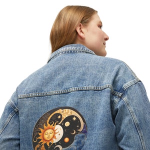 Damen Jeansjacke, entspannte übergroße Passform, farbenfrohes Sonnendesign in einem astrologischen Thema, trendige Jacke, modernes Design, ein perfektes Geschenk. Bild 6