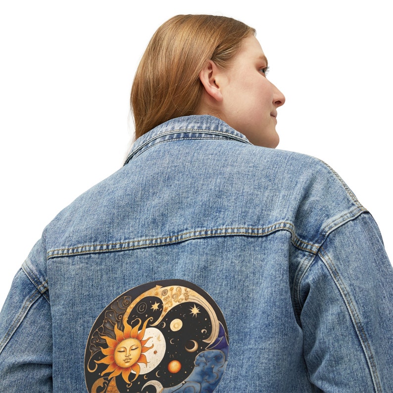 Chaqueta vaquera para mujer, ajuste relajado de gran tamaño, diseño colorido del sol en un tema astrológico, chaqueta de moda, diseño moderno, un regalo perfecto. imagen 6