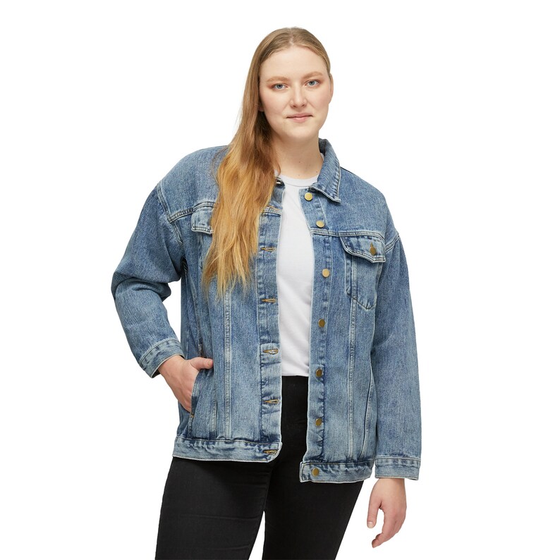 Damen Jeansjacke, entspannte übergroße Passform, farbenfrohes Sonnendesign in einem astrologischen Thema, trendige Jacke, modernes Design, ein perfektes Geschenk. Bild 4