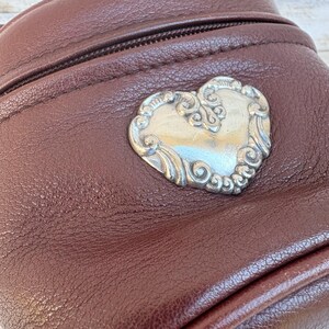 Bolso mini Brighton One World, tipo cubo, bandolera de piel trenzada marrón, estilo bohemio imagen 8