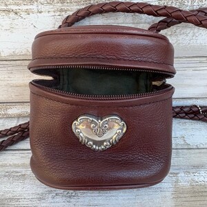 Bolso mini Brighton One World, tipo cubo, bandolera de piel trenzada marrón, estilo bohemio imagen 9