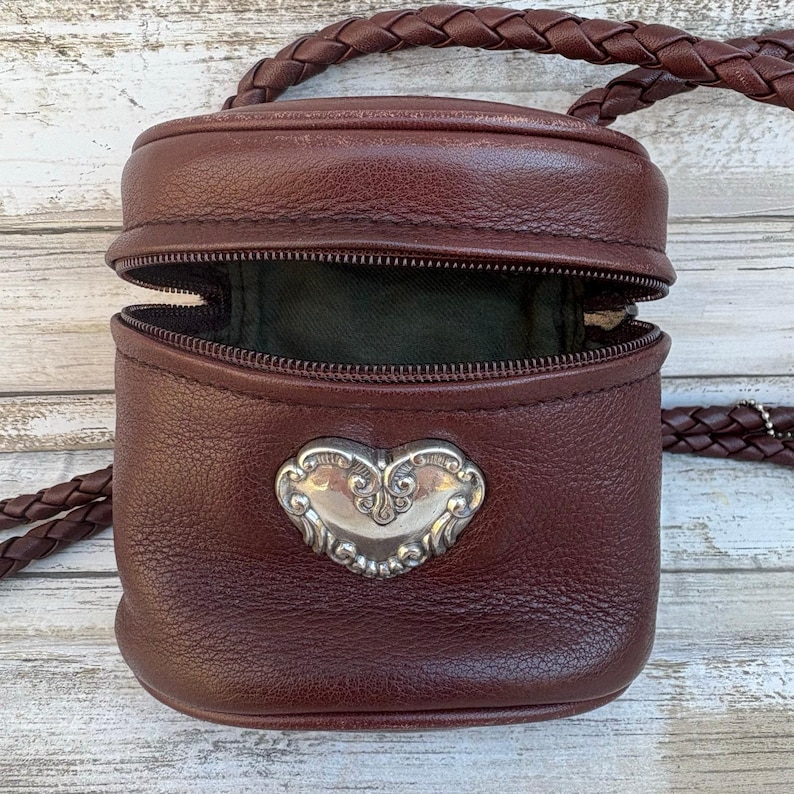 Bolso mini Brighton One World, tipo cubo, bandolera de piel trenzada marrón, estilo bohemio imagen 9