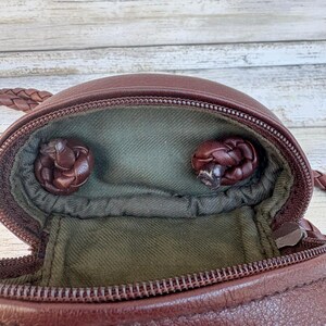 Bolso mini Brighton One World, tipo cubo, bandolera de piel trenzada marrón, estilo bohemio imagen 11