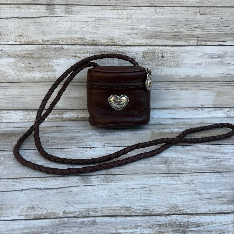 Bolso mini Brighton One World, tipo cubo, bandolera de piel trenzada marrón, estilo bohemio imagen 1