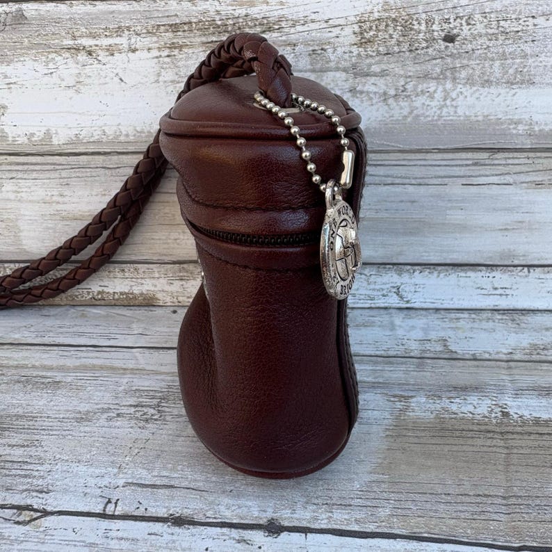 Bolso mini Brighton One World, tipo cubo, bandolera de piel trenzada marrón, estilo bohemio imagen 6