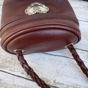 Bolso mini Brighton One World, tipo cubo, bandolera de piel trenzada marrón, estilo bohemio imagen 5