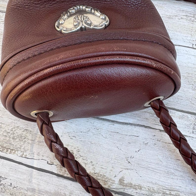 Bolso mini Brighton One World, tipo cubo, bandolera de piel trenzada marrón, estilo bohemio imagen 5