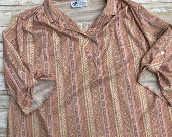 Blusa vintage de primera calidad con estampado paisley y mangas enrollables, color rosa y naranja, en buen estado.