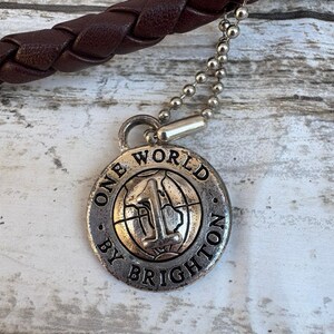 Bolso mini Brighton One World, tipo cubo, bandolera de piel trenzada marrón, estilo bohemio imagen 10