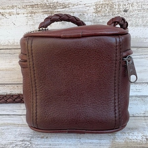 Bolso mini Brighton One World, tipo cubo, bandolera de piel trenzada marrón, estilo bohemio imagen 3