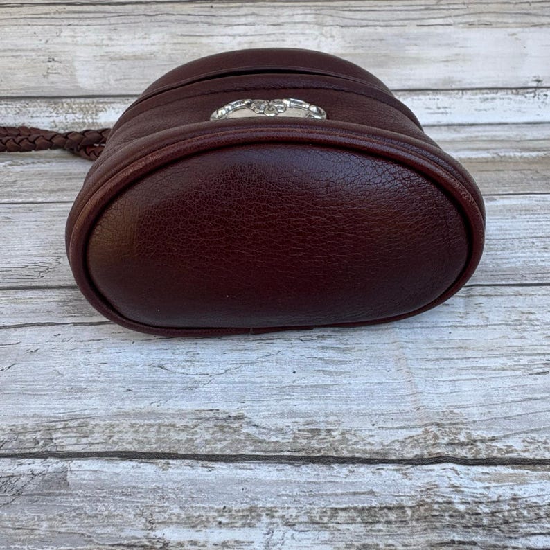 Bolso mini Brighton One World, tipo cubo, bandolera de piel trenzada marrón, estilo bohemio imagen 4