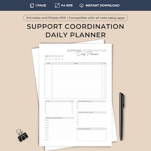 Op de afbeelding: Een witte Support Coordination Daily Planner met een zwarte pen en een paperclip. De planner bevat secties voor taken, vergaderingen en notities. De tekst op de planner luidt "Support Coordination Daily Planner".