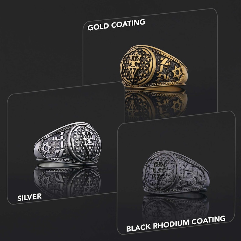 Op de afbeelding: Drie zilveren ringen met een geometrisch ontwerp en Hebreeuwse belettering. De ringen worden getoond in drie verschillende afwerkingen: goud, zilver en zwart rhodium.