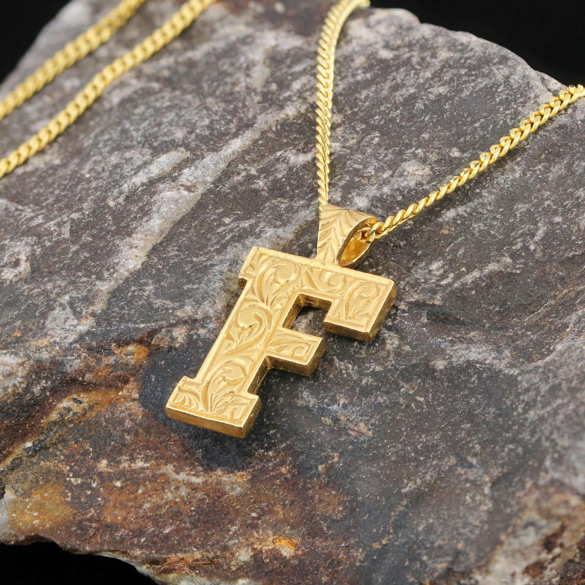 Philip Jones Collar con Inicial Letra F Chapado en Oro Rosa
