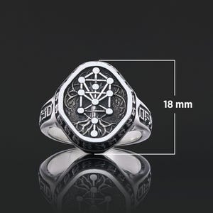 Op de afbeelding: Zilveren ring met een gegraveerd levensboomontwerp, met een diameter van 18 mm. De ring heeft een gedetailleerd, getextureerd patroon en is geplaatst tegen een donkere achtergrond, wat het ingewikkelde vakmanschap benadrukt.