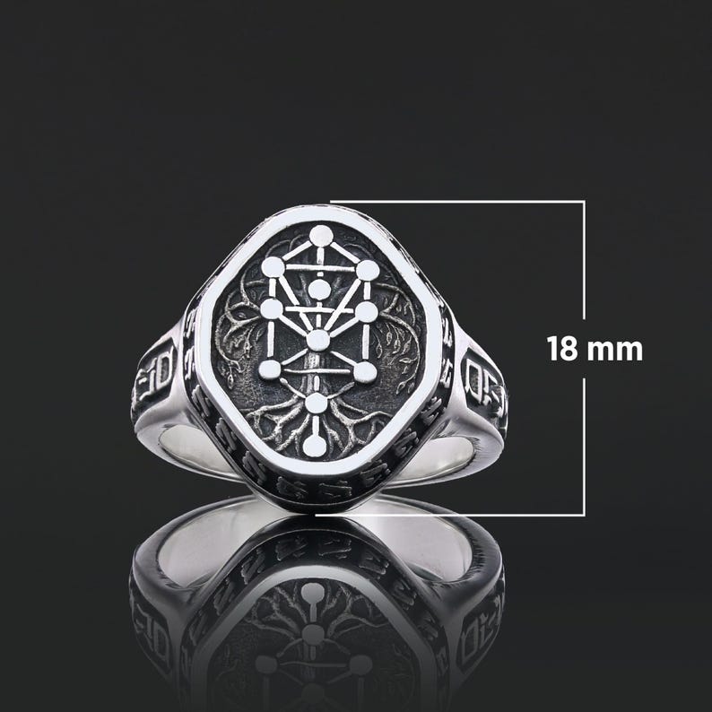 Op de afbeelding: Zilveren ring met een gegraveerd levensboomontwerp, met een diameter van 18 mm. De ring heeft een gedetailleerd, getextureerd patroon en is geplaatst tegen een donkere achtergrond, wat het ingewikkelde vakmanschap benadrukt.