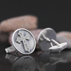 Christliche Kreuz Manschettenknöpfe, spezielles Design Kreuz Manschettenknöpfe, Kreuz Oval Manschettenknöpfe, minimalistischer religiöser Schmuck, einzigartige christliche Manschettenknöpfe