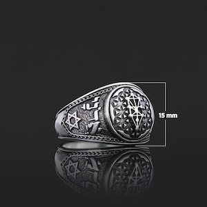 Op de afbeelding: Een zilveren ring met een gedetailleerd ontwerp met een Davidster, Hebreeuwse tekst en een geometrisch patroon. De ring is 15 mm breed.