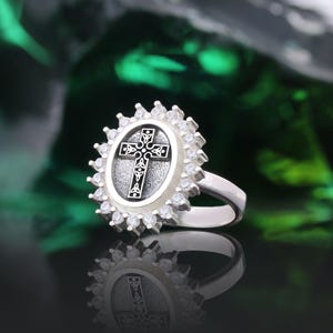 Spezielles Design Motiv Kreuz Ring mit Diamanten, Kreuz christlicher Ring, ovaler Silberring, christlicher Schmuck, zierlicher Kreuz Ring, Geschenk für sie