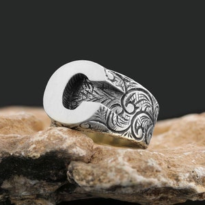 Anillo con letra C, anillo con monograma bañado en oro, anillo con monograma con letra C, anillo con letra inicial, joyería personalizada, anillo con letra C en plata de ley