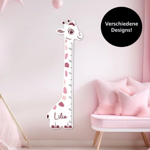 Hoogtemeter voor kinderkamers met een schattige houten giraffe in verschillende designs, eventueel gepersonaliseerd met een naam