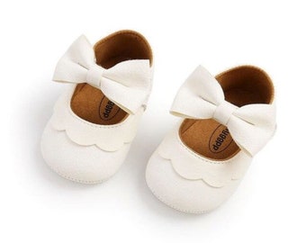 Willow bow shoes in White