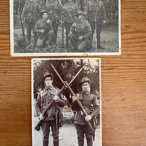 Puede incluir: Dos fotografías antiguas en blanco y negro. La foto superior muestra un grupo de soldados uniformados, algunos arrodillados, sosteniendo rifles. La foto inferior presenta a dos soldados, también uniformados, sosteniendo rifles. Ambas fotos están ambientadas en un bosque.