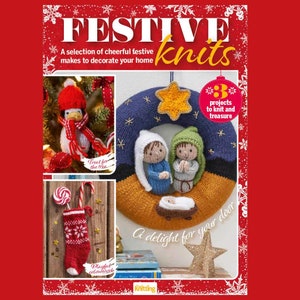 Puede incluir: Una portada de revista con proyectos de tejido festivos. La portada muestra un adorno de pingüino tejido, una media de Navidad tejida y una corona tejida con una escena de la natividad. El título de la revista es "Festive Knits" y el texto dice "A selection of cheerful festive makes to decorate your home".