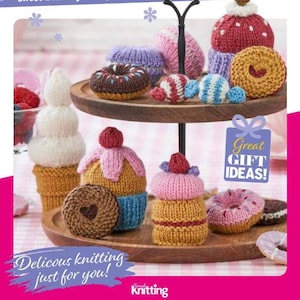 以下が含まれることがあります： 「クッキー＆カップケーキ」というタイトルの書籍の表紙。2段式のスタンドに、カップケーキ、ドーナツ、クッキーなど、さまざまなニット製の食品が置かれている。表紙には、「10プロジェクト」と「素敵なギフトアイデア！」というテキストも記載されている。