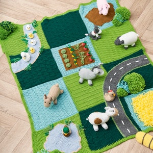 Può includere: Un tappetino da gioco a maglia con tema fattoria. Il tappetino è fatto di quadrati di diversi colori e presenta vari personaggi di animali, tra cui un maiale, una pecora, una mucca, un'anatra e un pollo. Ci sono anche alcuni alberi e una strada.