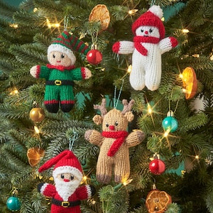 Peut inclure: Ornements de Noël faits à la main. L'ensemble comprend un bonhomme de neige, le Père Noël, un elfe et un renne, tous en tricot. Les décorations sont rouges, blanches, vertes et marron, suspendues à un sapin de Noël.