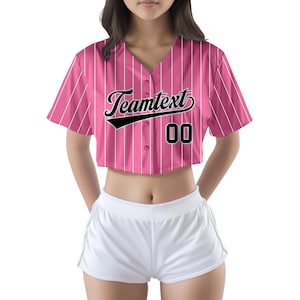 ピンクのストライプのチアリーディングクロップジャージ、女性用、カスタムネームナンバー刺繍またはヒートプレスユニフォームトップ、学校スポーツイベント用