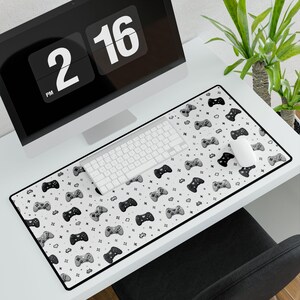 Video Game Controller Pattern Desk Mat | Gamer Mousepad Deskpad