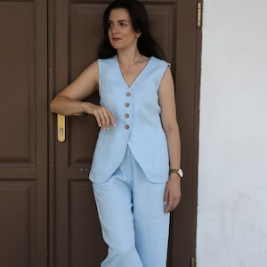 Costume en lin Crémone, tailleur-pantalon en lin bleu ciel pour femme, ensemble gilet et pantalon pour une occasion spéciale - bal de promo, mariage, anniversaire