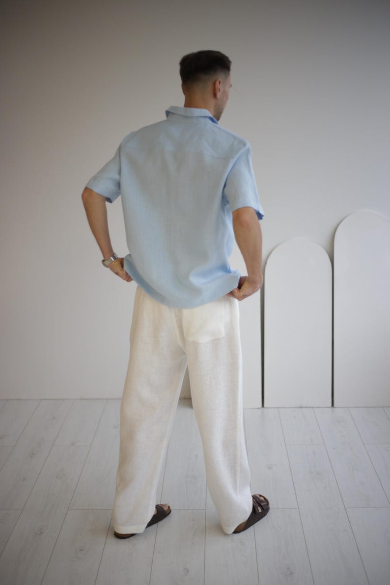 Back view of men's white linen FLORIDA pants, highlighting the waistband with strips for an adjustable and comfortable fit.