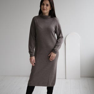 Abito midi in maglia di lana merino: tunica in maglia color tortora, adatta alla maternità