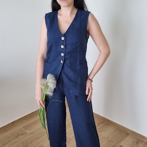 Tailleur-pantalon en lin bleu : ensemble gilet et pantalon fait main
